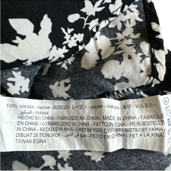 ZARA Black & White Floral Blouse Keyhole Neck w/Elastic Button Fastener, Size M. - Picture 8 of 11